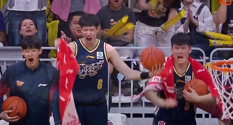 杜锋因为肠胃不适紧急前往医院就医无法指挥今晚广东队和宁波队的比赛，没有杜锋的指挥