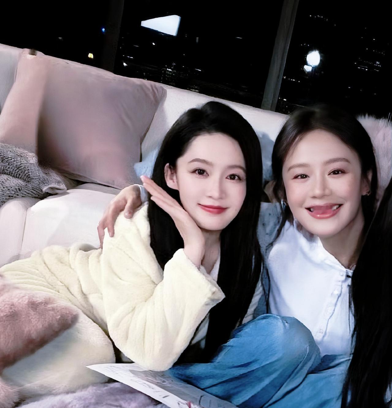 两个大美女，祝友谊天长地久啊！
其实自从马思纯改掉她的海绵宝宝微笑之后，整个人都