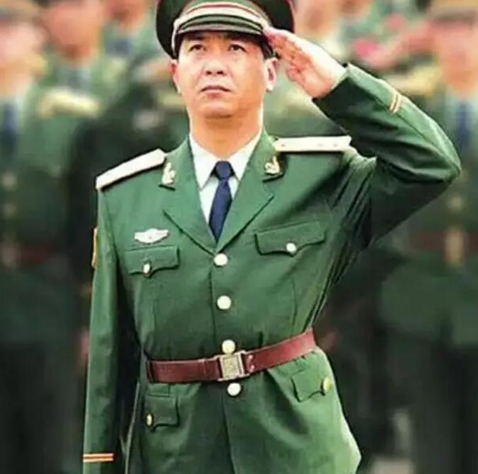 1984年，我军战士丁晓兵右臂被炸伤，为了不连累战友，他竟取出匕首，以惊人的毅力