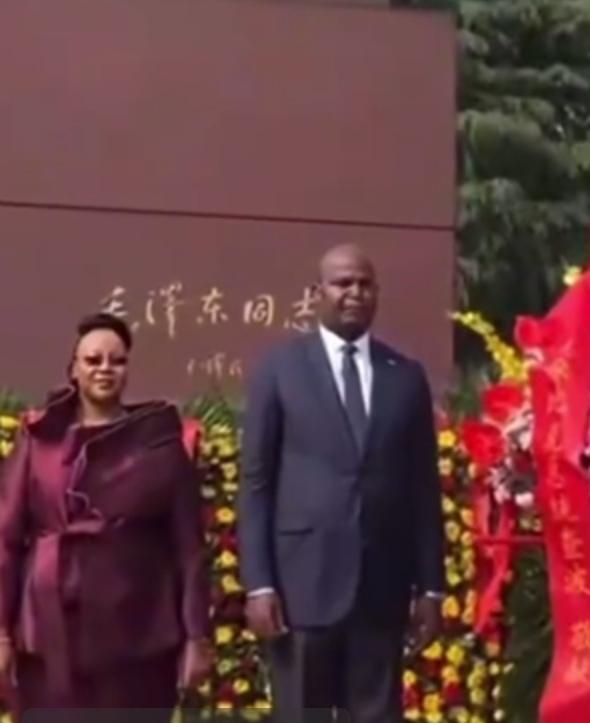 莫桑比克总统査波来北京前，先去韶山瞻仰了毛主席故居，并向毛主席铜像敬献花篮。这是