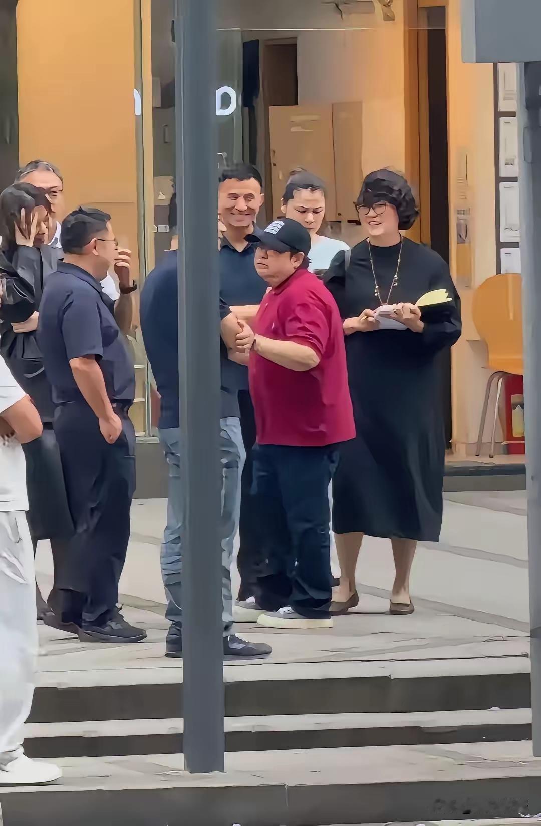 一场“走个面”的言论风波过后，韩红最近在成都街头被路人拍到，整个人的状态肉眼可见