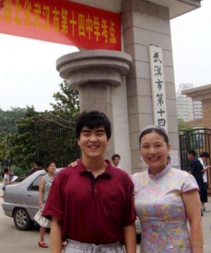 1988年，武汉女教师在医院生下一个小男孩。谁知，丈夫突然在她耳边说：“老婆，把