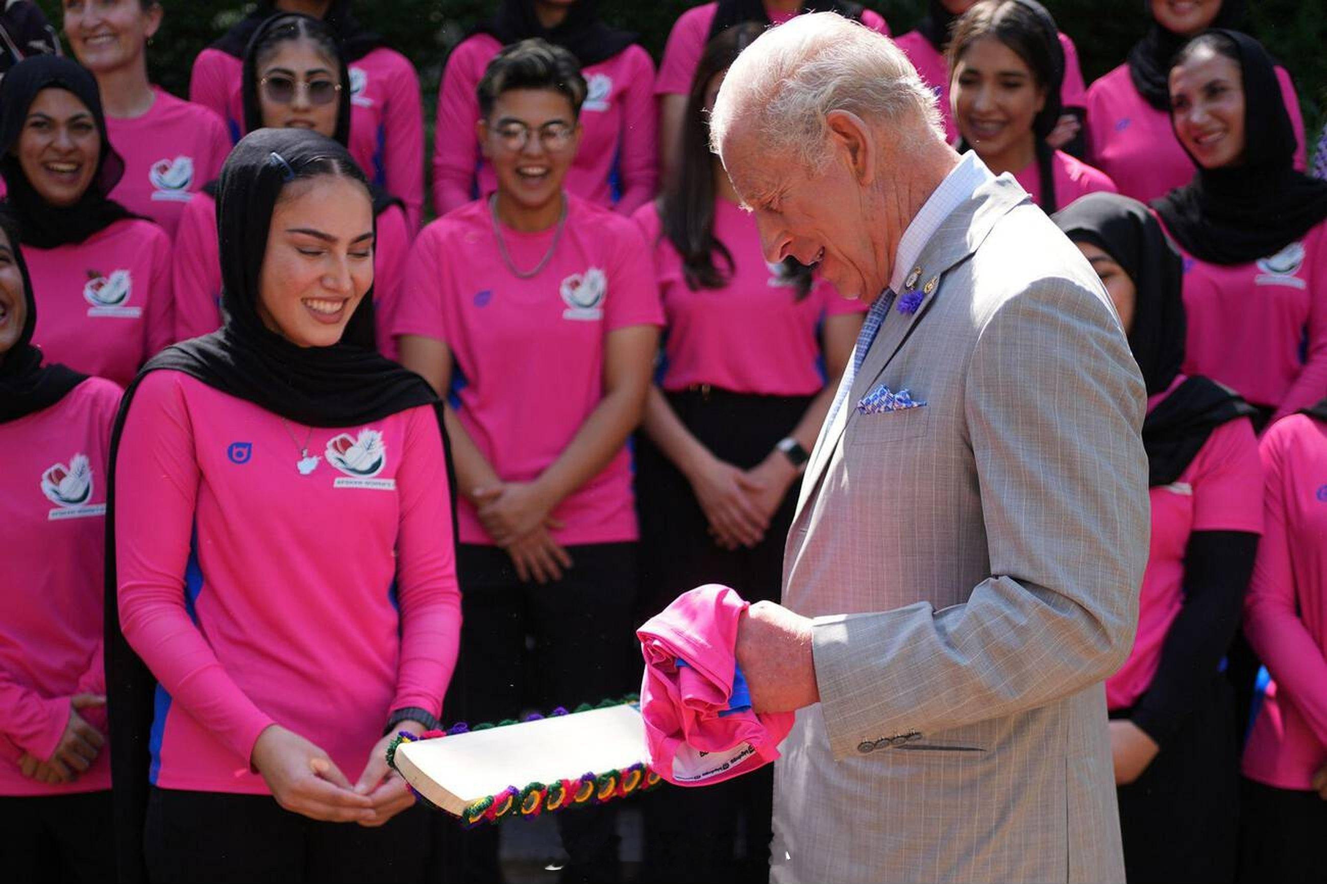 英国王室  今天查尔斯三世在伦敦克拉伦斯宫接见阿富汗女子板球队🏏该板球队成立于