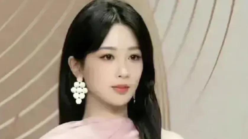 杨紫的蜕变之旅，仿佛一部娱乐圈的生动写照，让人深刻感受到这个圈子的复杂与多变。她