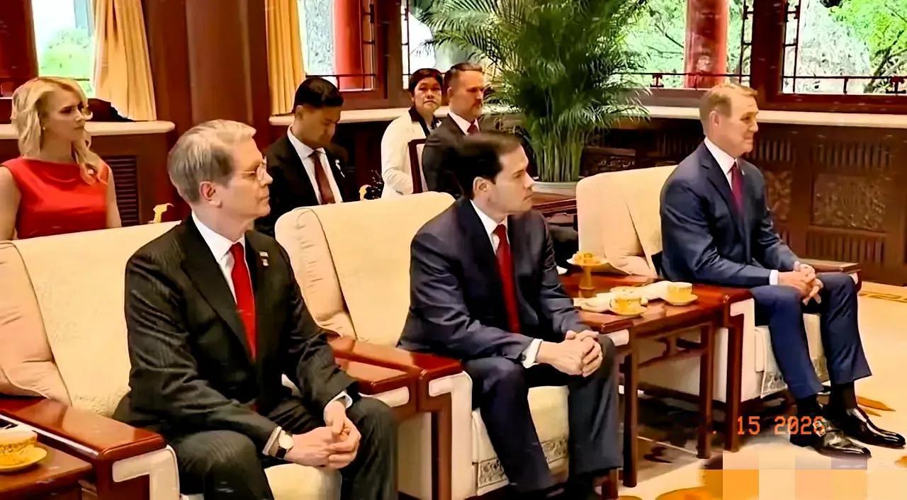 美国代表团此次来华，举止态度明显不一样。

往日外出访问随性散漫，坐姿随意姿态张