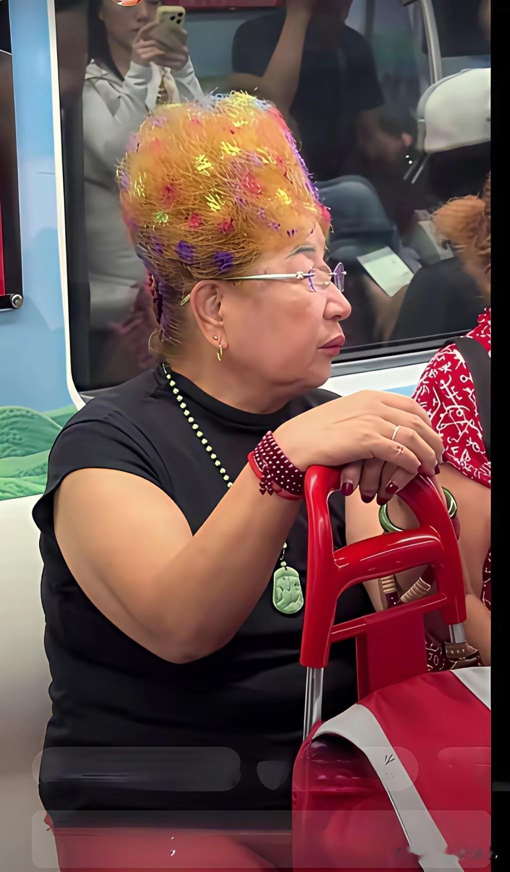 这两姐妹年轻的时候估计也是个大美人。