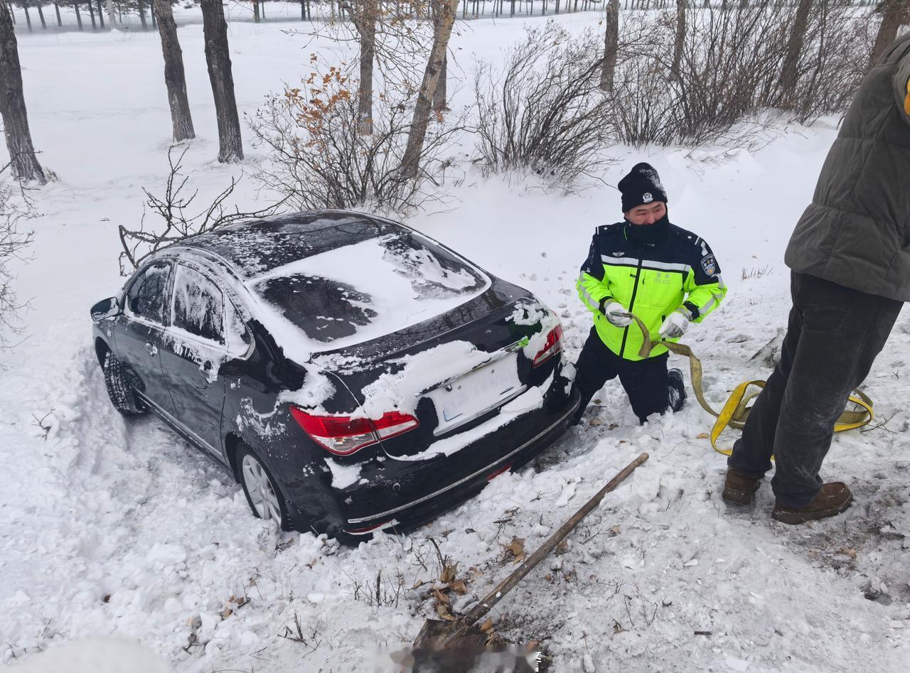 【图文内容/呼伦贝尔市】警灯闪烁 共赴破“冰”之“旅”
受极端暴雪天气影响，呼伦