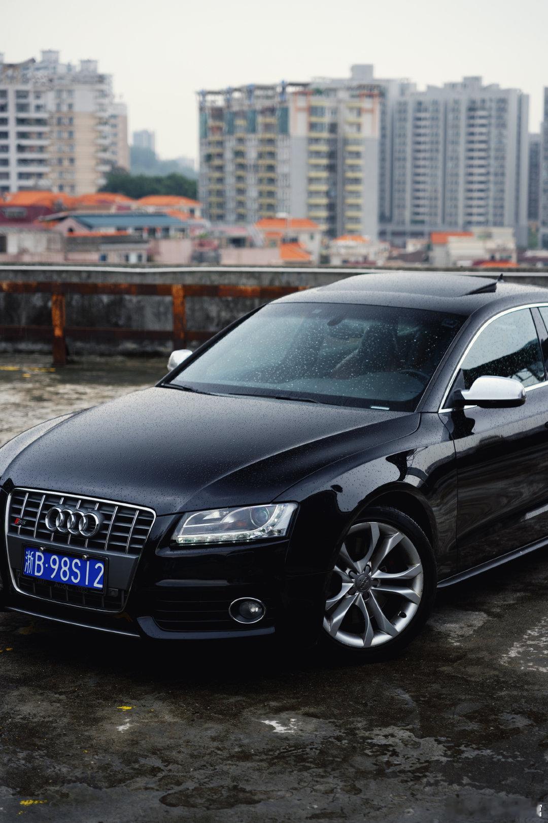 2012 奥迪S5 Sportback小学六年级的时候，有个女老师开着一辆崭新的