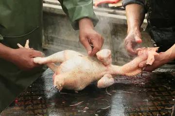 60后在张罗，70后在忙碌，80后在干活，90后和00后在床上！这是今年清明的写