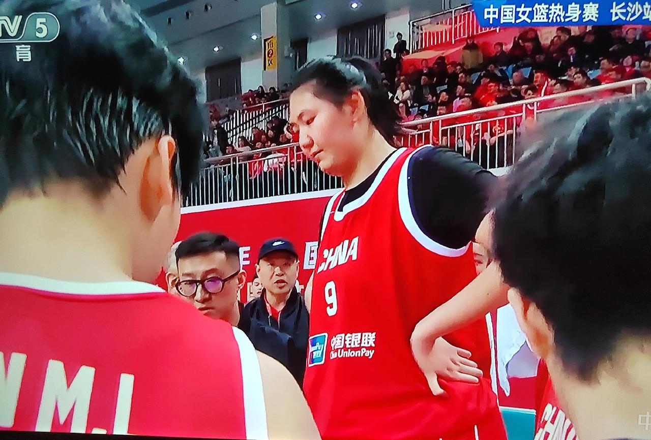 快讯：在刚刚结束的中国女篮热身赛长沙站的第一场比赛中，年轻的中国女篮以74：69