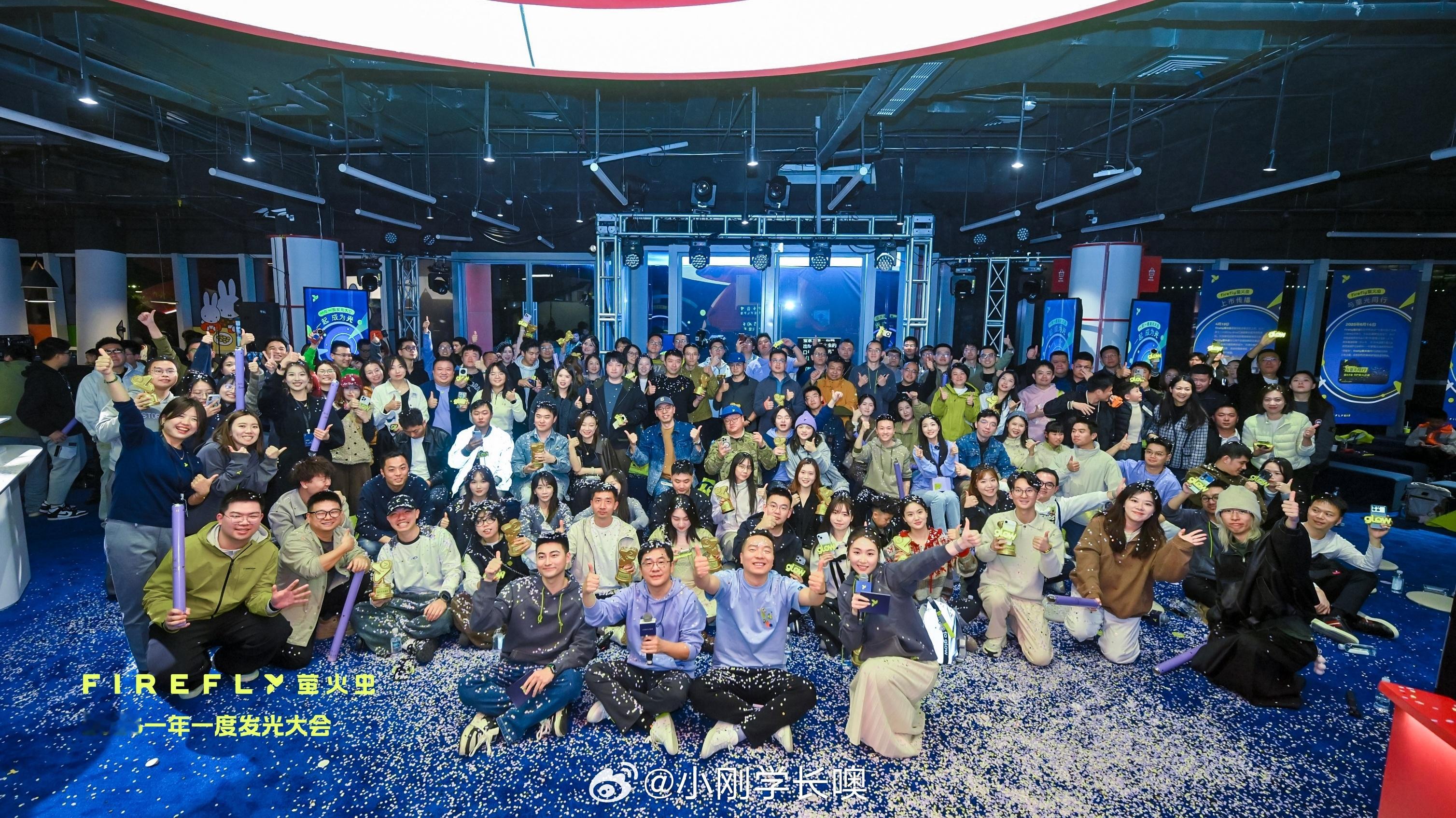 萤火虫的车主们不仅颜值高创意还非常多一年一度的发光大会气氛烘托到这里了明年继续发