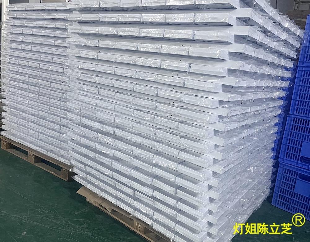 陈立芝写日记的第620天：1月3日 周五 晴
阳光温柔地穿过云层洒在城市的楼宇上