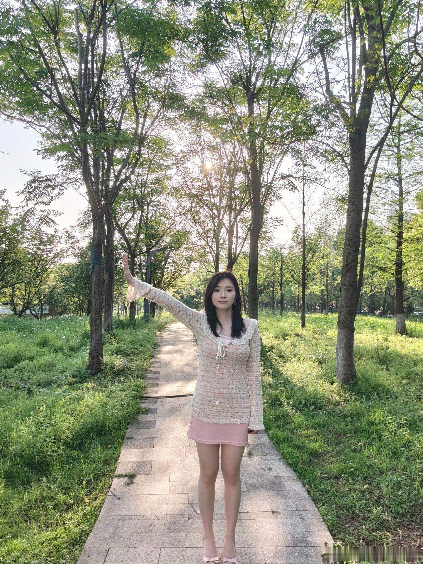 轻熟女神范儿 离离原上草美女