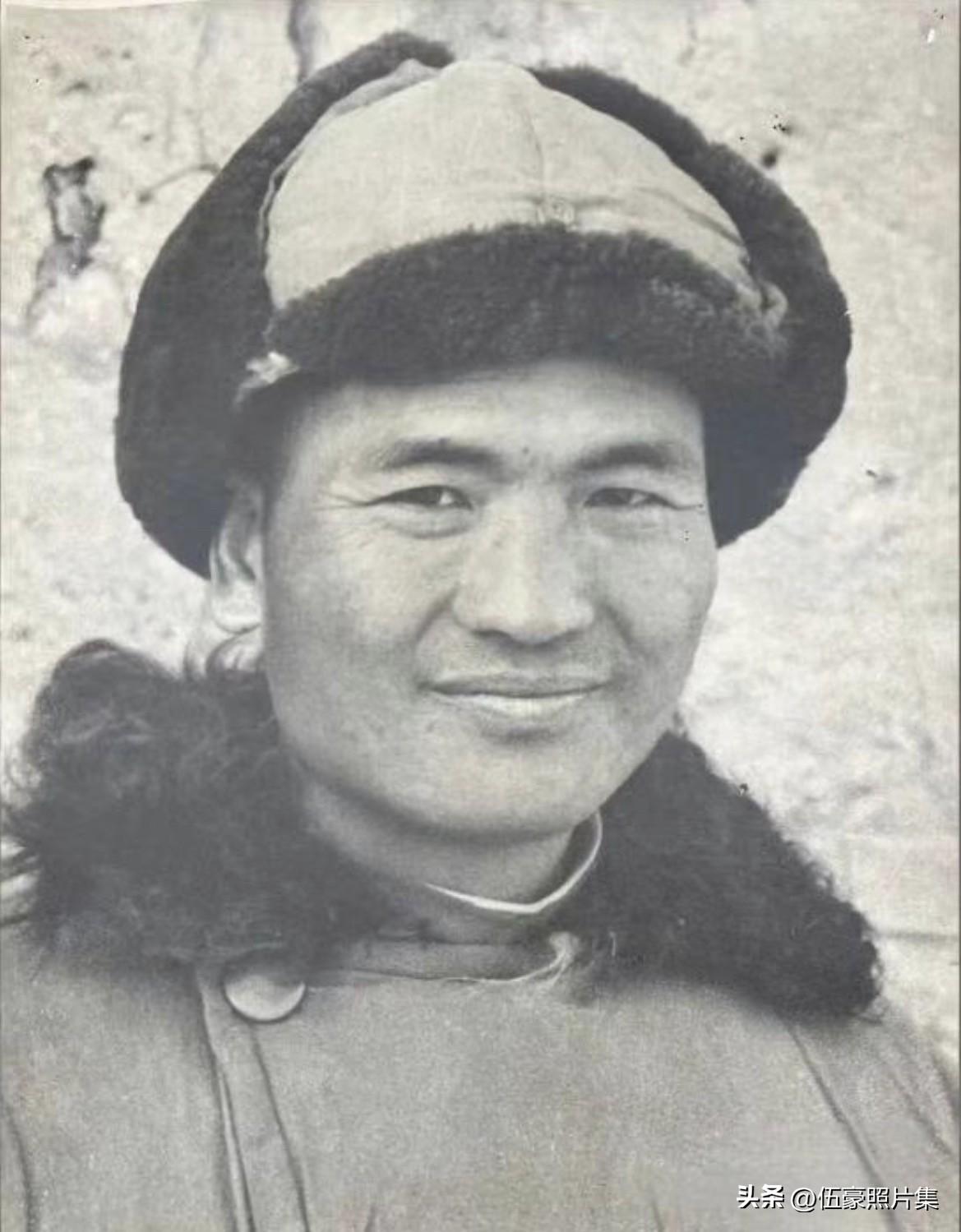 1948年12月，平津战役张家口围歼战中，国民党第105军中将军长袁庆荣换装士兵