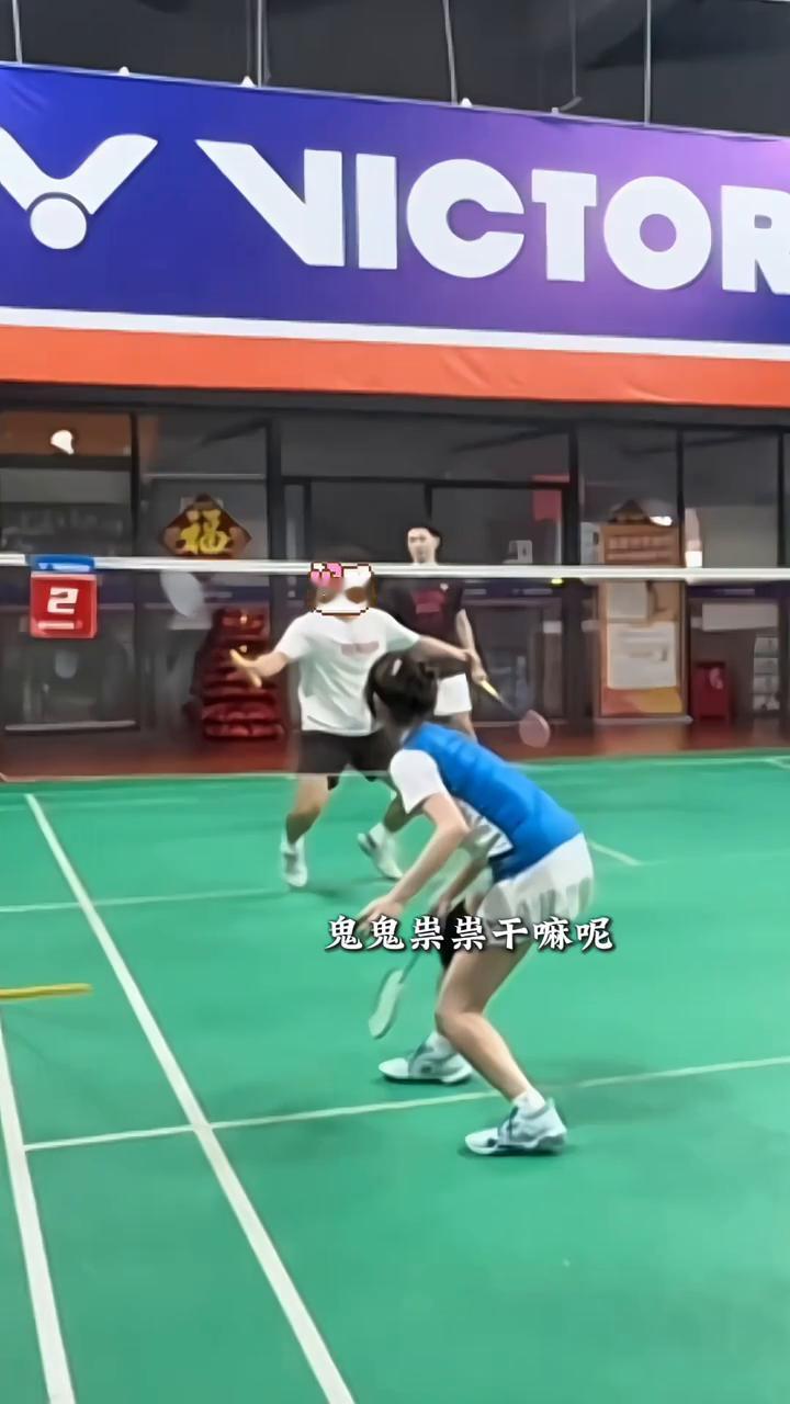 鬼鬼祟祟干嘛呢？