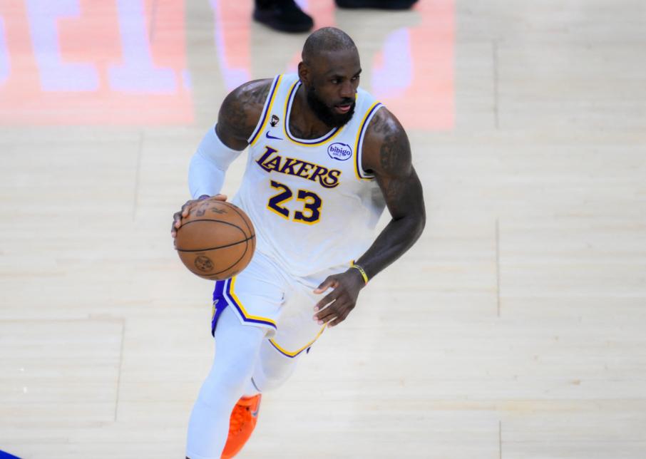 到手的轻松两分不拿，詹姆斯到底爱不爱数据？比赛还剩20秒湖人领先9分，詹姆斯面对