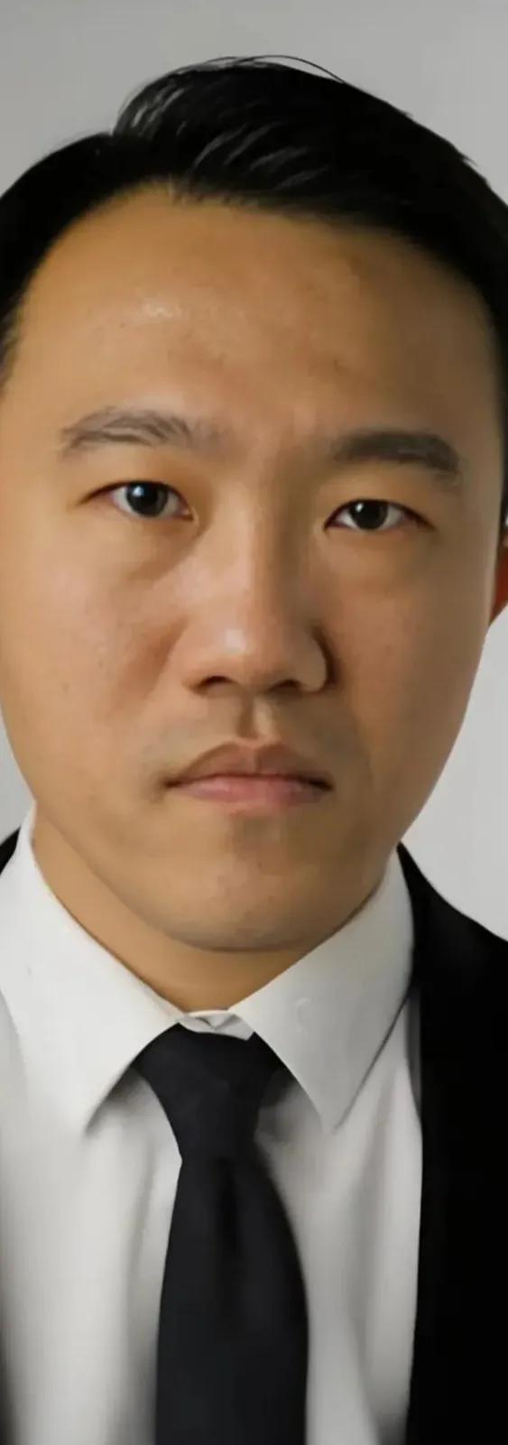 追剧《以法之名》有一个情节看不懂编剧和导演的安排！   李人骏去救王彧，熊磊举枪