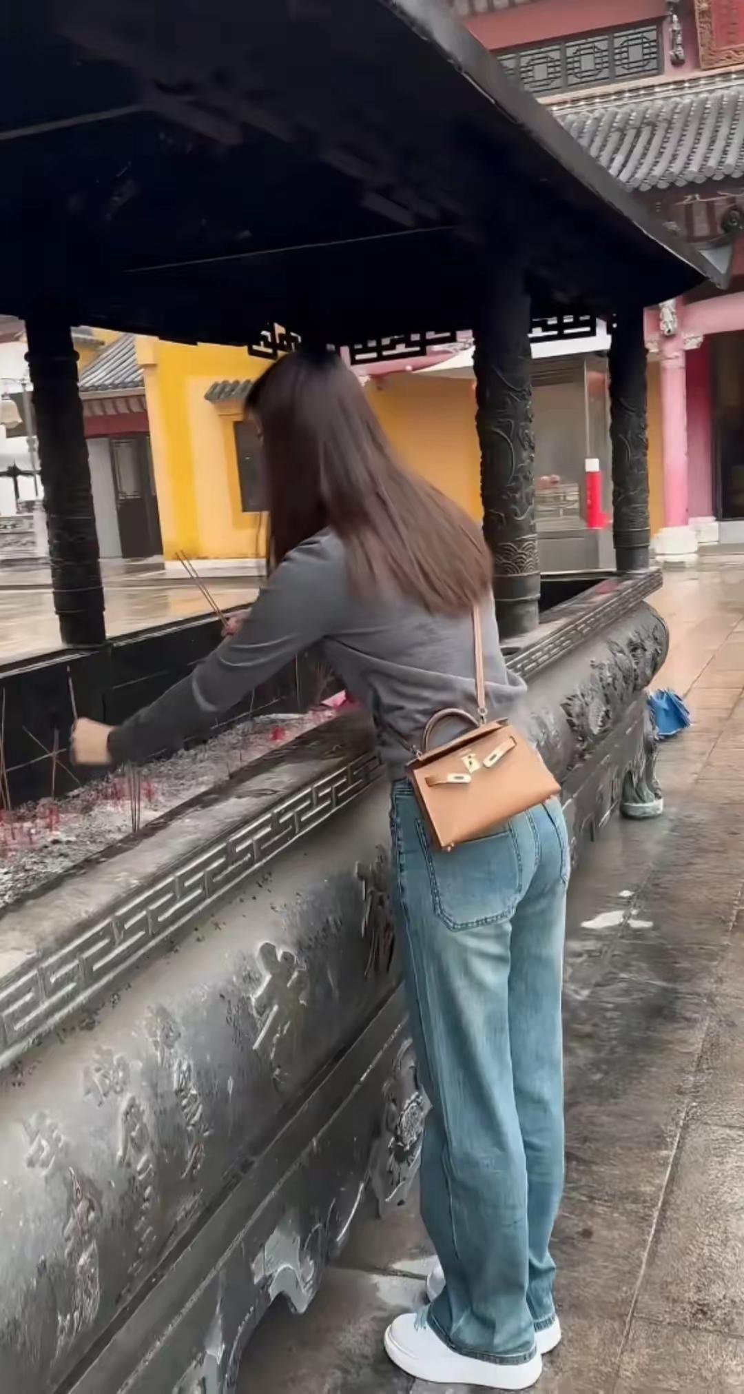香火绕梁，祈愿安康。