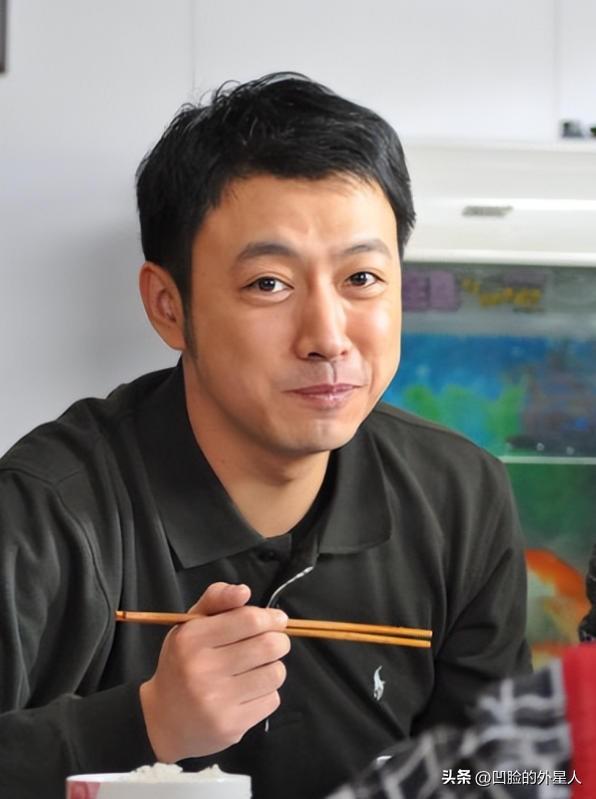 2008年，《潜伏》开拍，有个情报贩子“谢若林”一角，本着肥水不流外人田的原则，