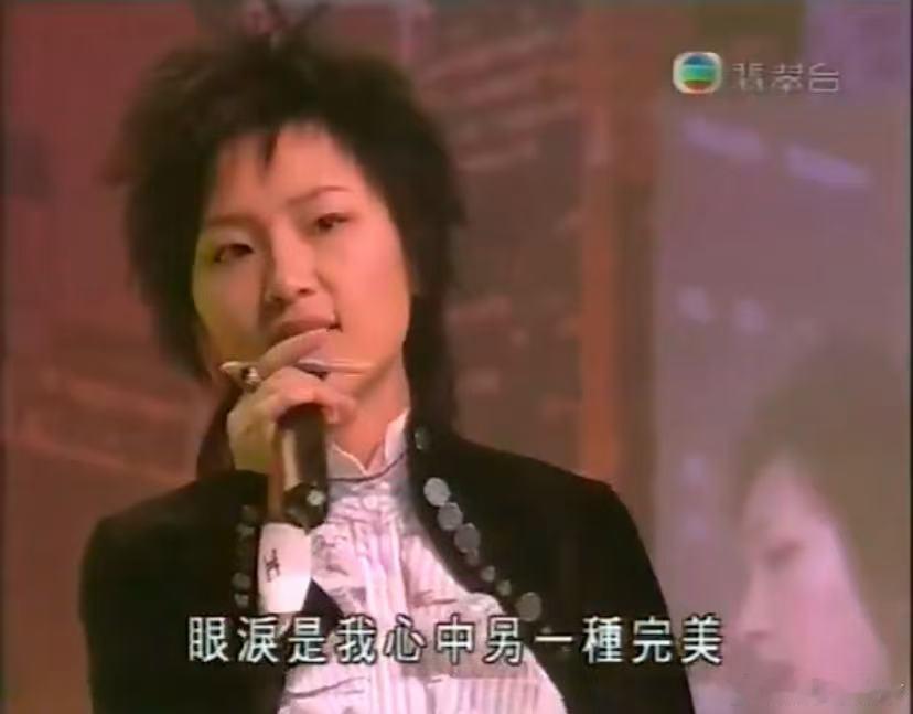 周笔畅callback戴墨镜领奖  傲娇周笔畅再现戴墨镜领奖经典瞬间，超有态度地