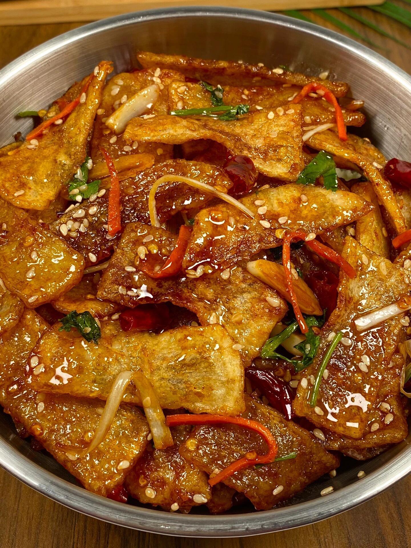 这个土豆片的做法绝了。香辣酥脆的风味士豆片，还有谁没吃过这个
又香又脆，每一片士豆裏满了酱汁
真的巨香巨下饭，小妹就着这盘菜炫了好几碗饭
做法也简单盛城配方放在图上了