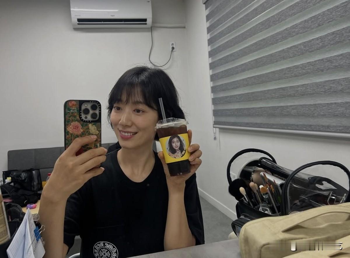 16日，演员朴信惠在自己的Instagram上写道“哇，今天得到了挚爱严智媛的支