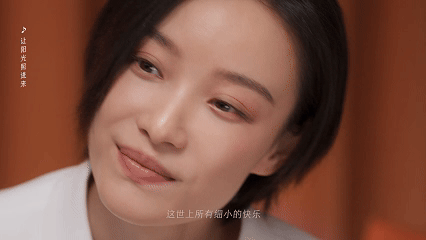 倪妮的新松弛感 倪妮的松弛感真的是种天赋～不费力、不刻意，却让人移不开眼。那种从