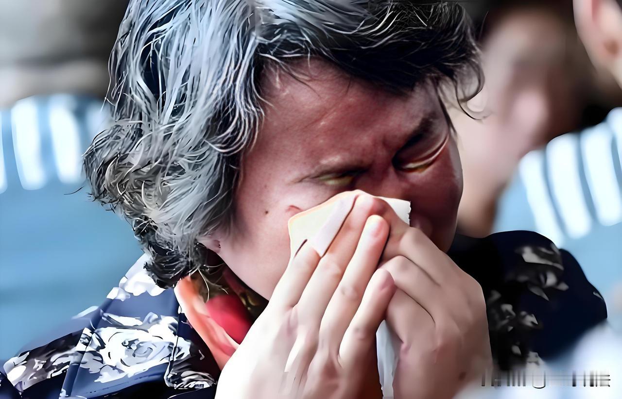 四川成都，一女子闲来无事，挨家挨户敲邻居家门，敲到一女邻居家，女邻居从猫眼一看，