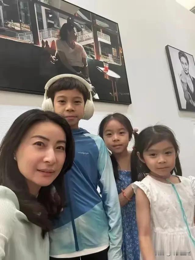 郭晶晶很接地气！
她从不娇惯三个儿女，前两天带着他们坐高铁去深圳看展览，买的是二