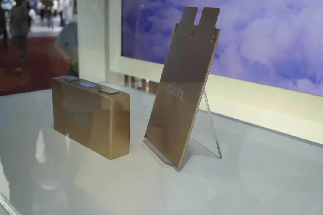 在宁德时代展台跟工作人员聊了很久，按照官方的说法，凝聚态电池不是过渡的“半固态电