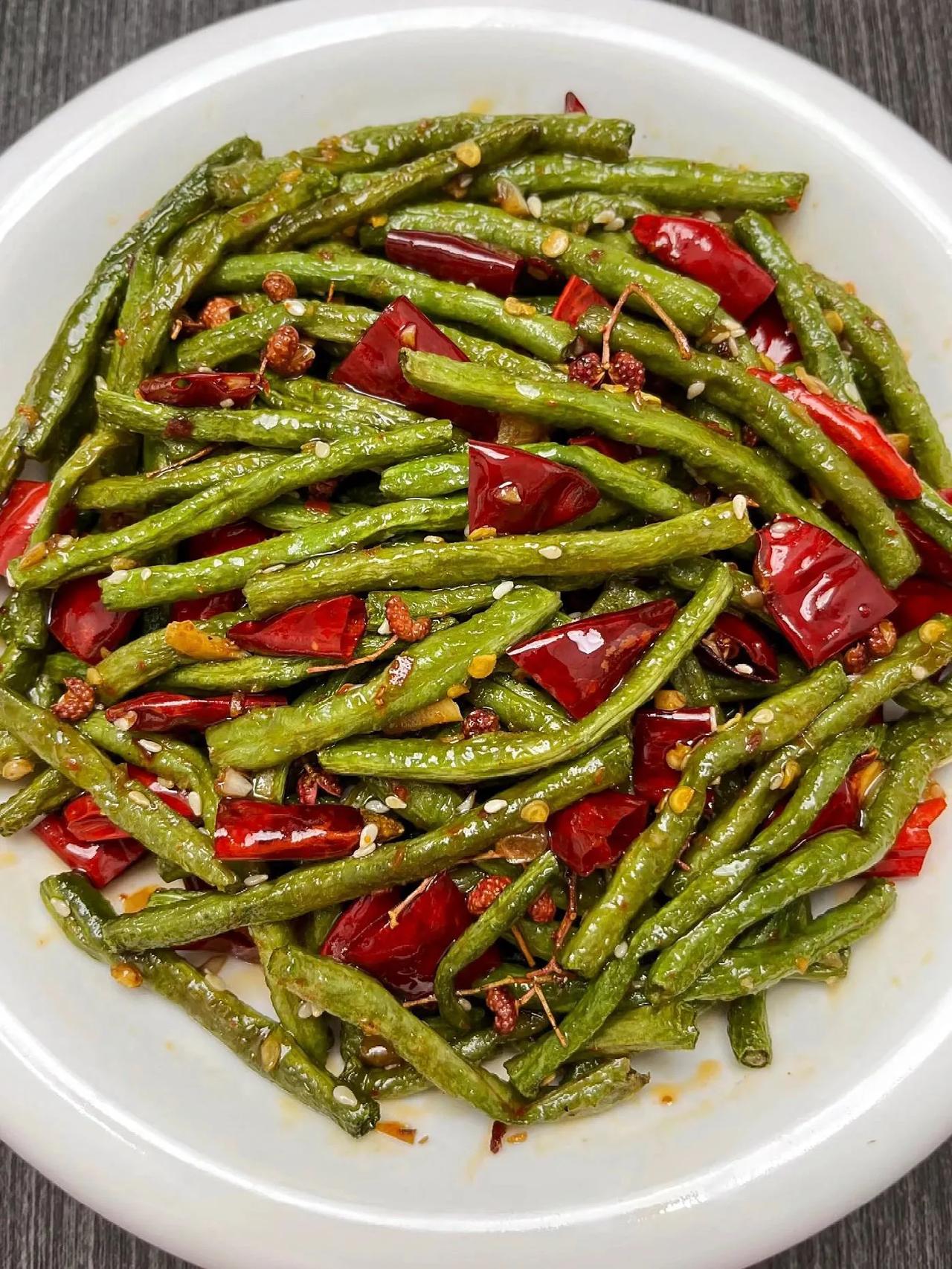 这道菜好吃是好吃，就是太费米饭了!
      干煸豆角这样做真的巨巨好吃!每次