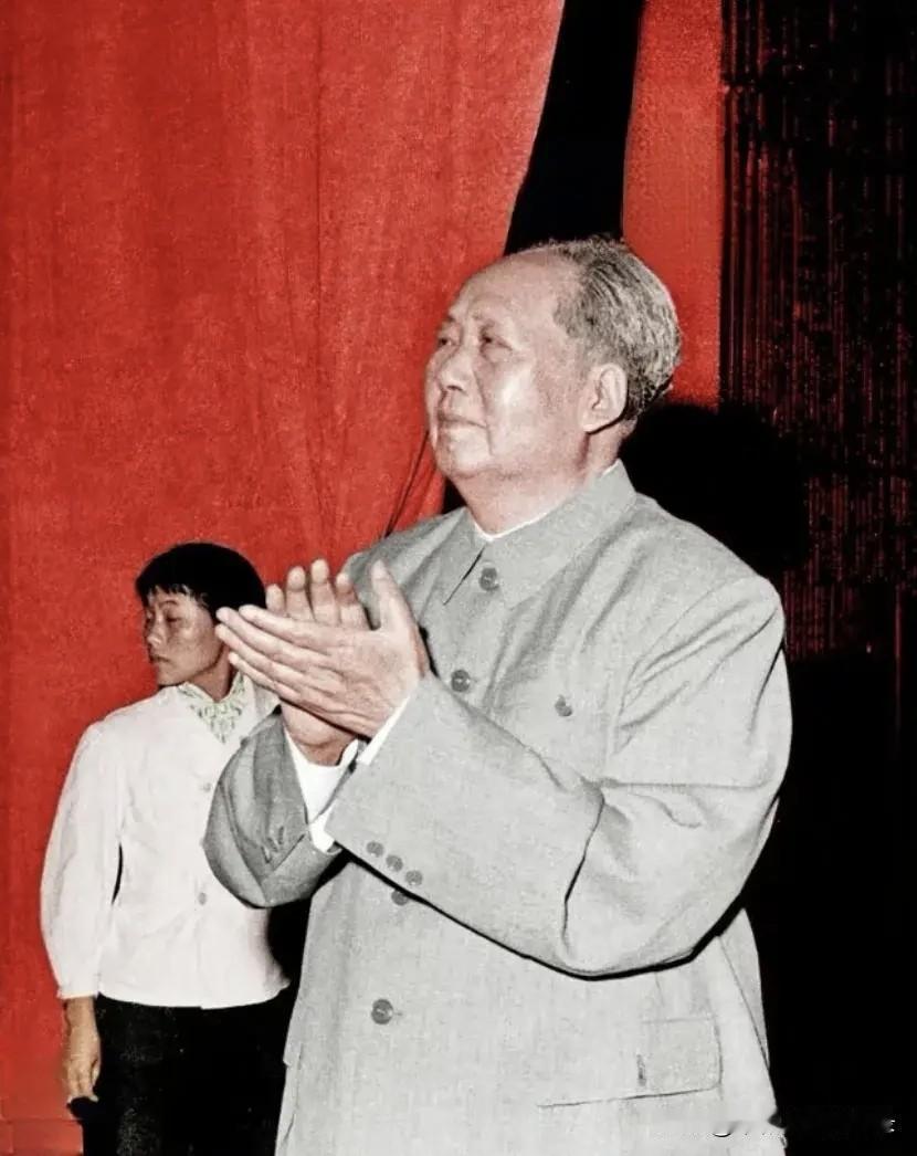 伟大领袖毛主席教导我们：下定决心，不怕牺牲，排除万难，去争取更大的胜利！[赞]