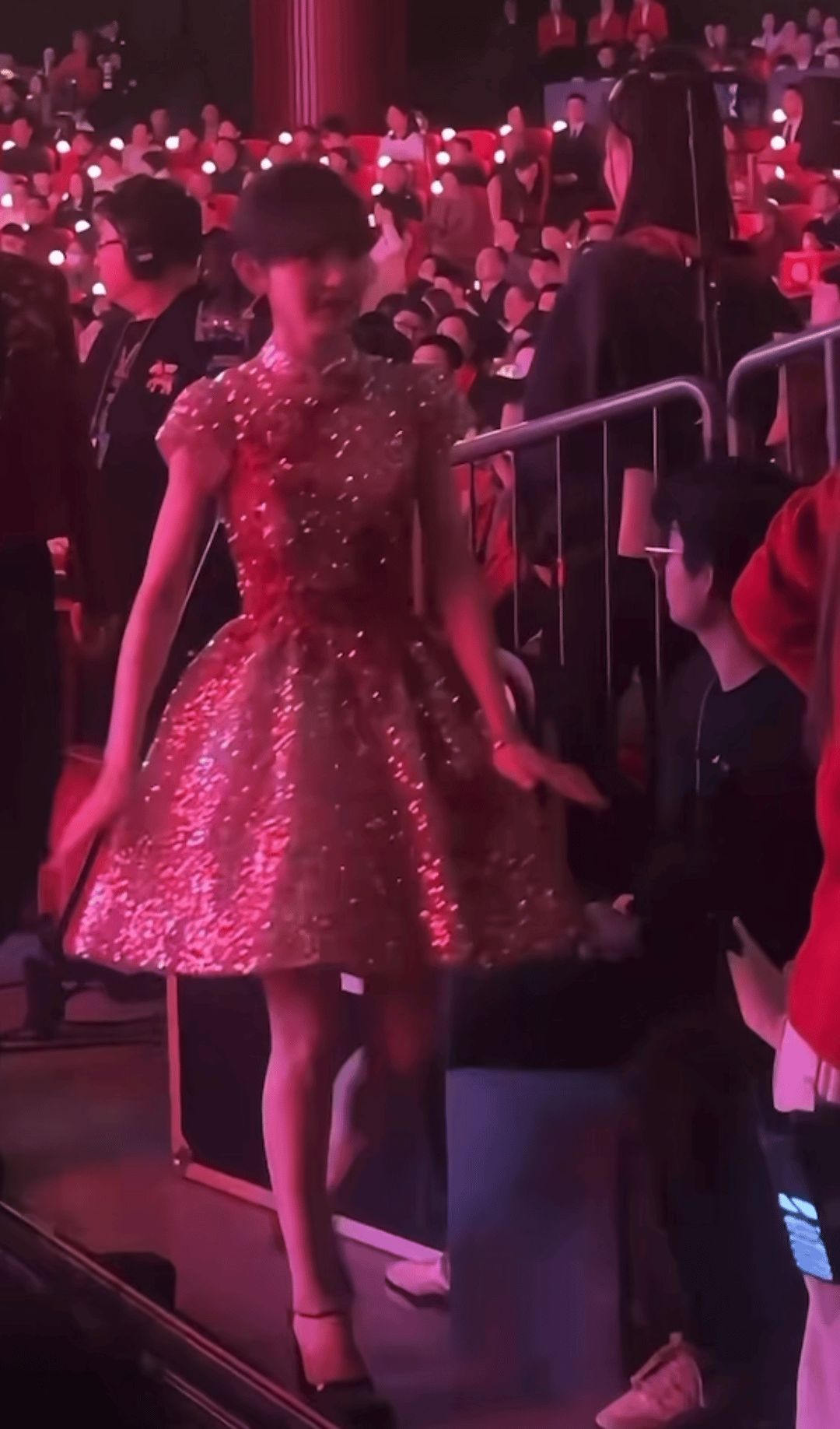 这个田曦薇走路也萌萌 