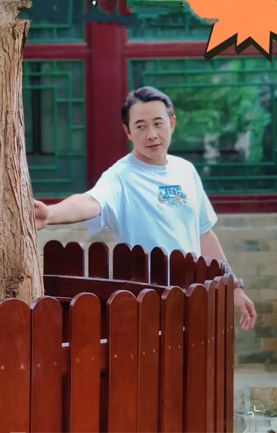 罗晋现身大孤山祈福，经历了丧父之痛，他看起来还是好憔悴，生图看着好苍老。
45岁
