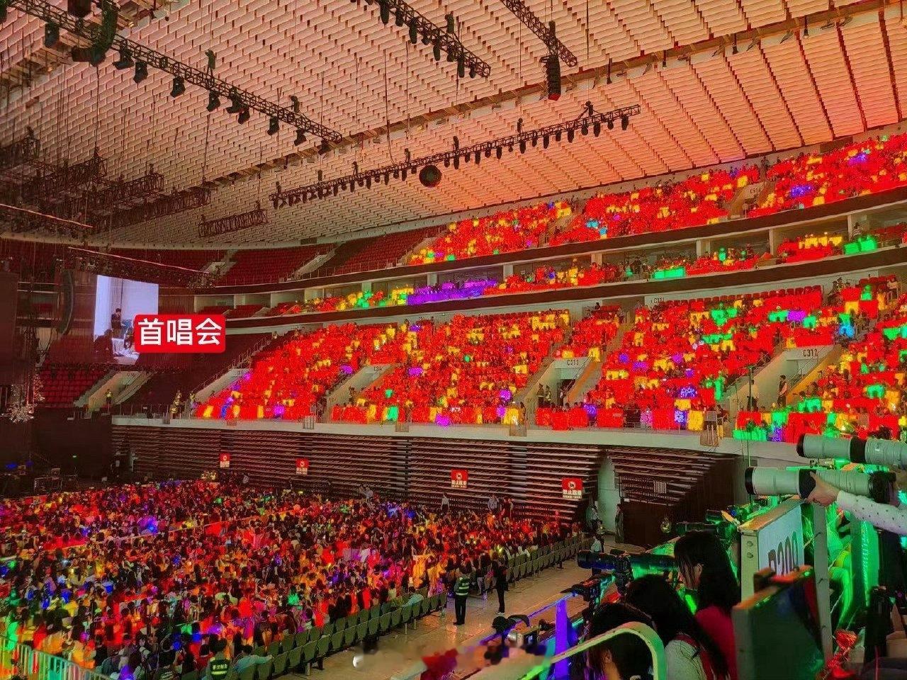 只知道苏新皓人气断层第一☝️演唱会线下人头断层领先其他人！杂志秒切也是团内唯一售