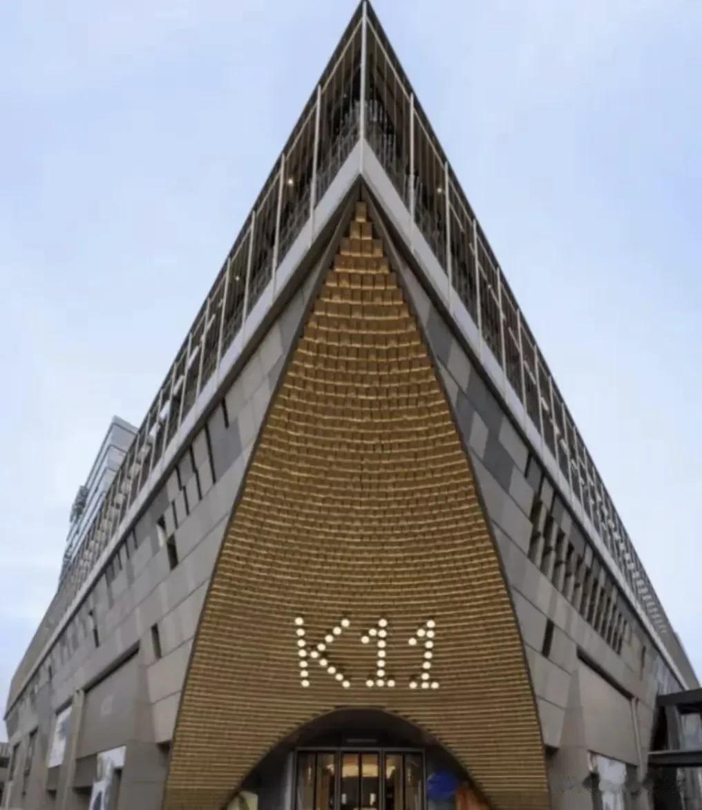 K11的不景气或是败退在意料之中，首先，现在大家都捂紧口袋谨慎消费。

其次，现