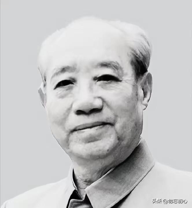 1979年关键抉择：功过分开，才是最清醒的政治智慧
 
1979年，有人建议保留