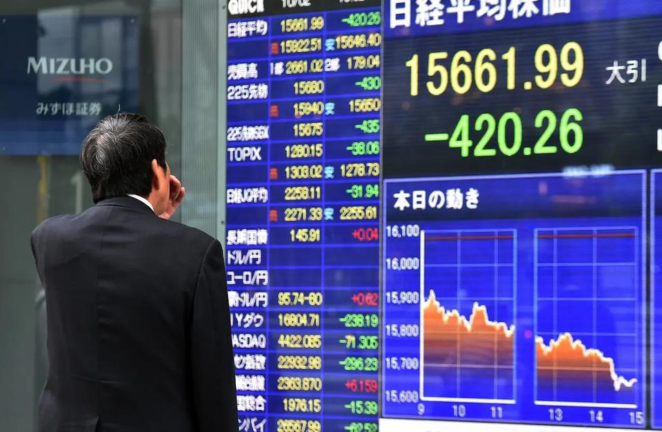日本经济正以惊人速度下滑，社媒直呼已进入“坠落倒计时”。
 
作为G7成员、曾是