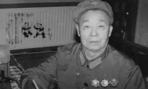 1947 年，四野一位师长娶了牺牲战友的遗孀。新婚夜，他没碰新娘，反而对着她提了