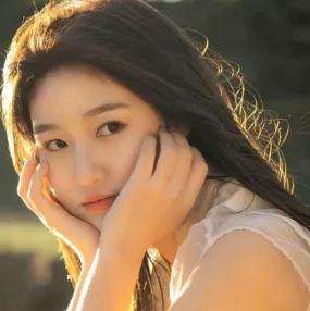 阳光洒落，微风轻拂，少女沉思的瞬间🌞💐自然光下少女 秋日少女照 沉思静谧氛围