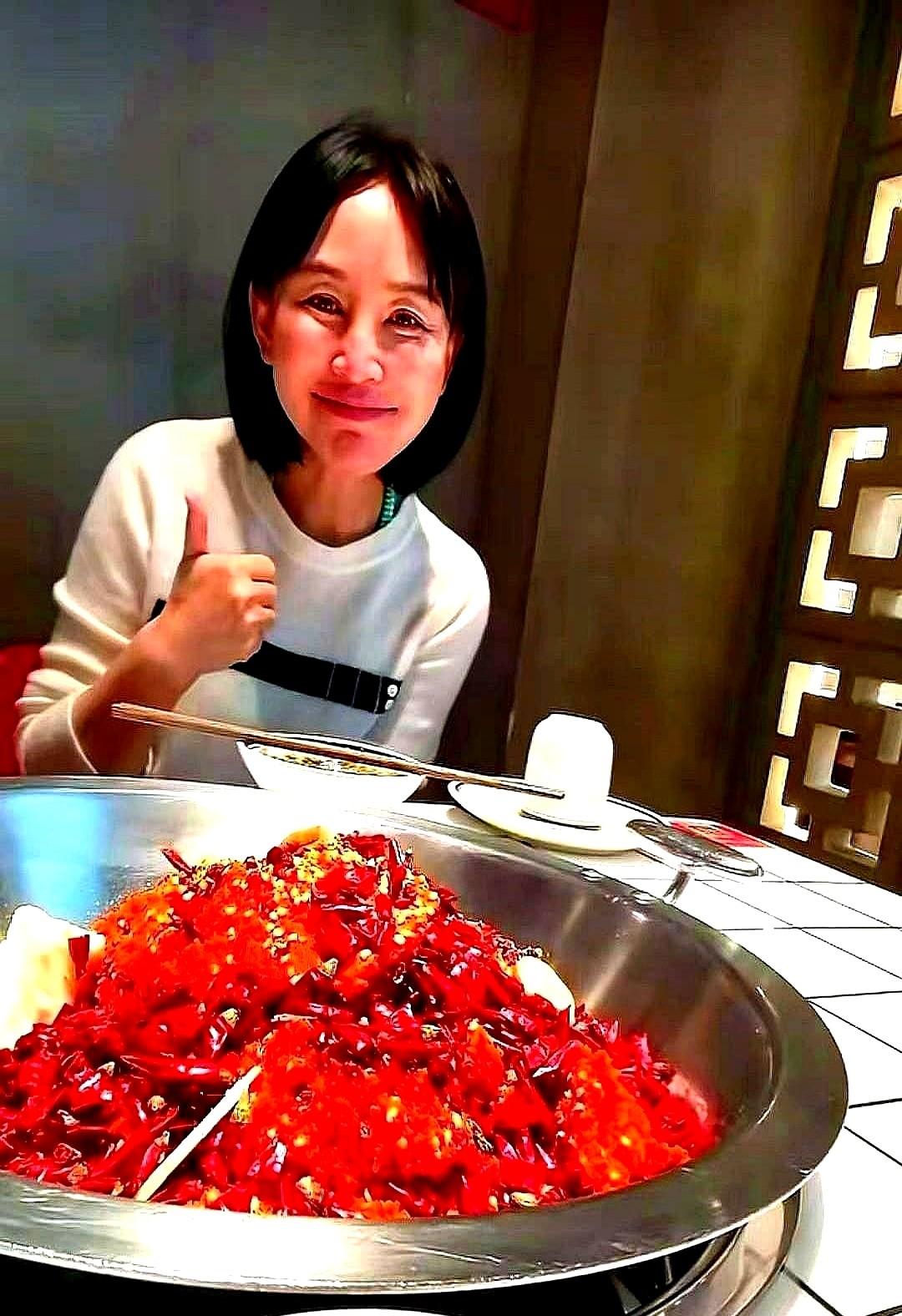 “郭靖宇又上央视了，豆瓣5.9，却把钱挣得比9.2分的剧还多。”

这条弹幕飘过