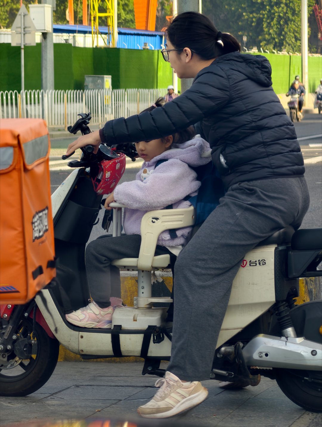 早高峰看到一位电动车送孩子上学的前面装了一个宝宝座看固定方式其实并不牢靠这玩意其