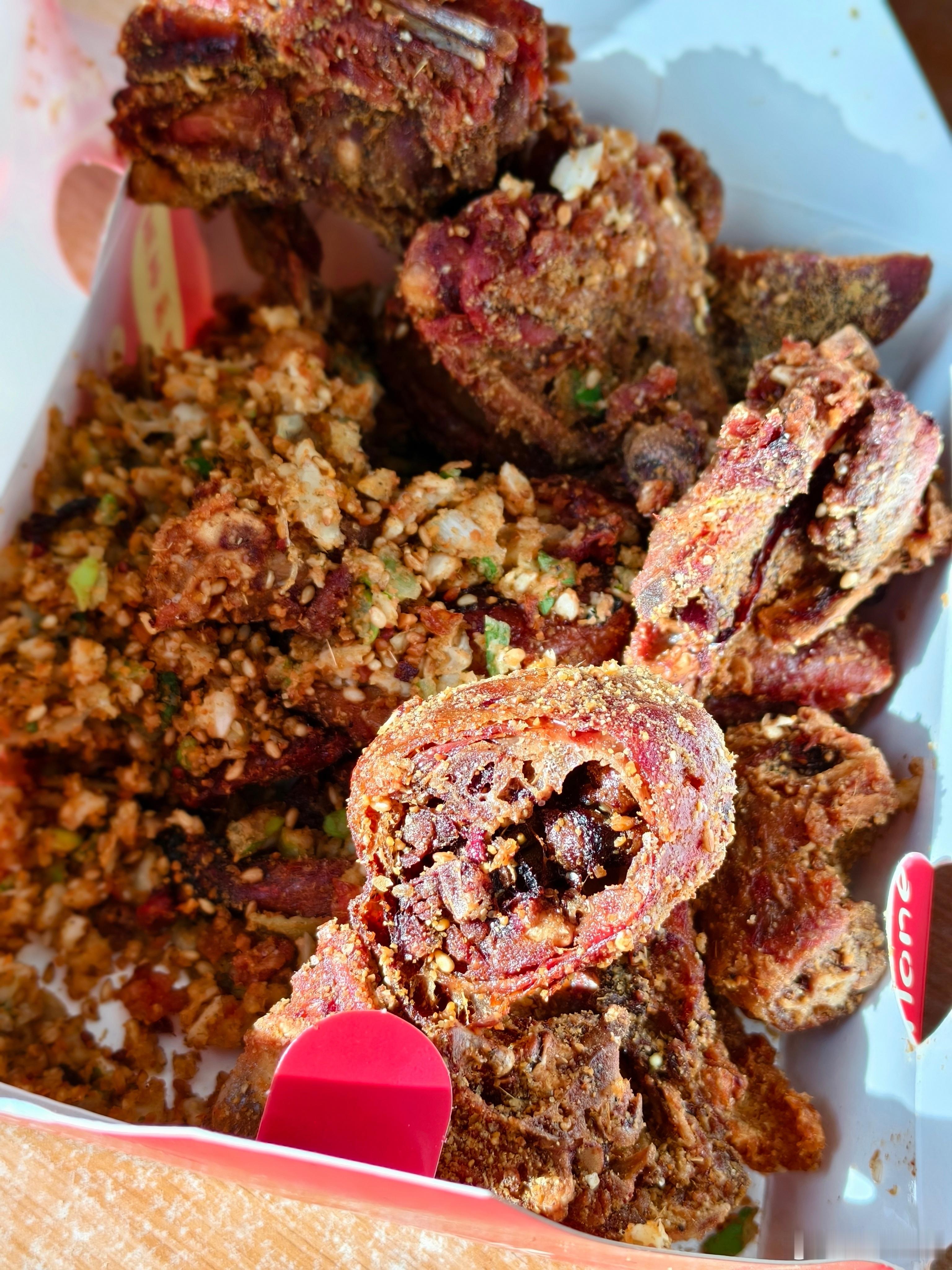 冬天怎么能少的了烤鸭呢小杨同学都已经熟门熟路了进门就:老板，我们要一只烤鸭出门: