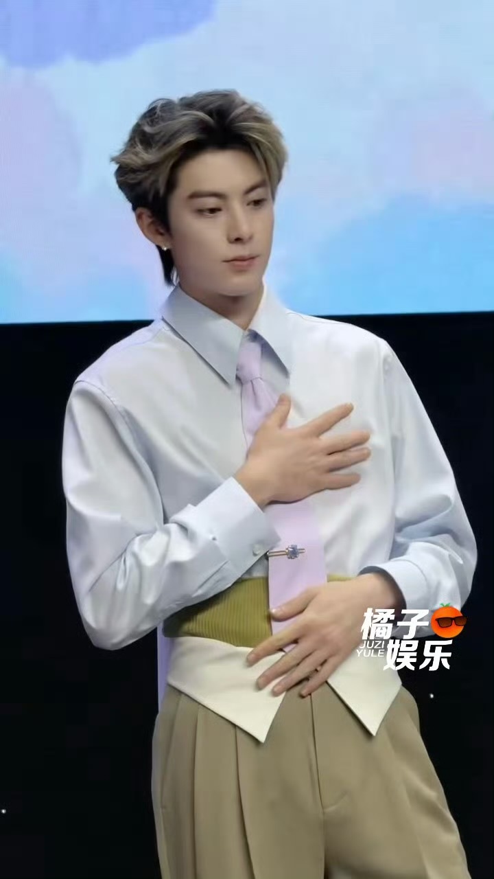 王鹤棣和粉丝见面会媒体路透🈶太帅了
