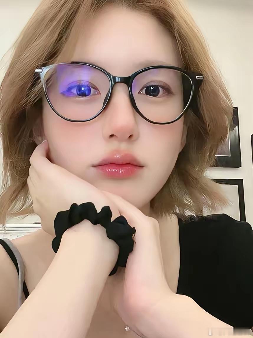 嘴巴会说谎，但眼睛不会！​赵露思说自己已经半只脚跨出行业，​但她不可能退圈的，原