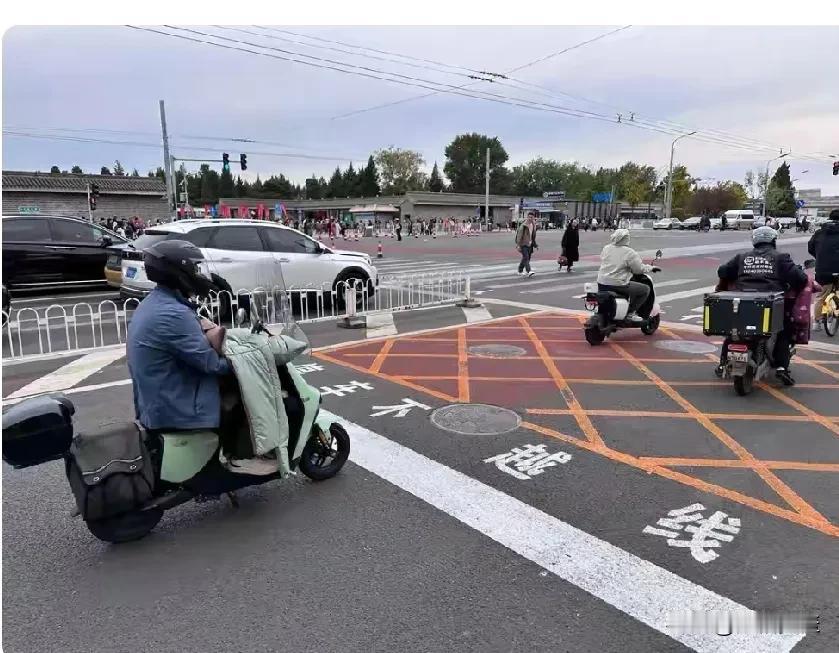 北京部分路口开始把停车线后移，这个停车线在我小时候叫非机动车停车线，现在我看是说