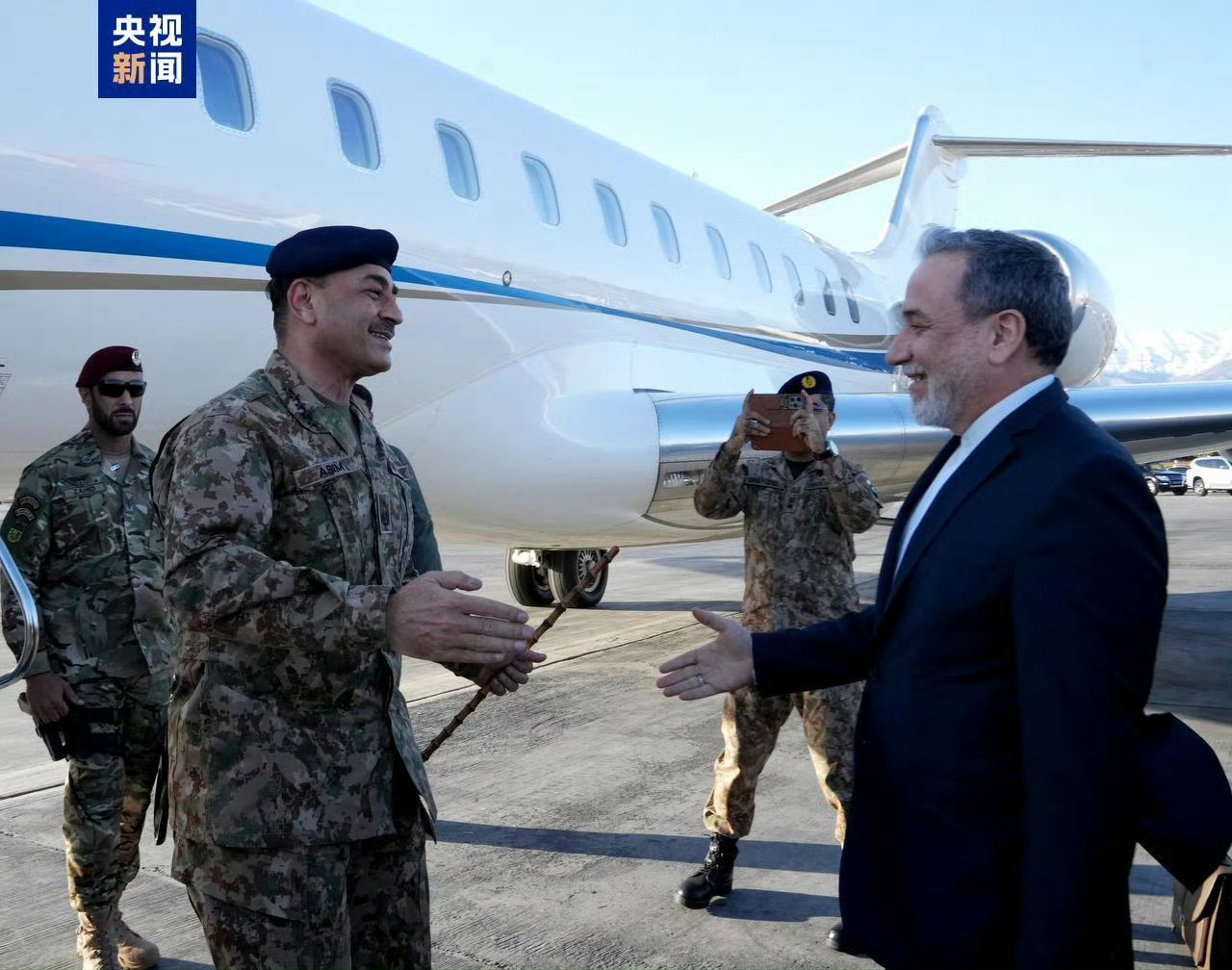巴陆军参谋长，是巴国铁婉人物，掌控核弹，控制陆海空三军。再看看伊朗外交部长的幸福