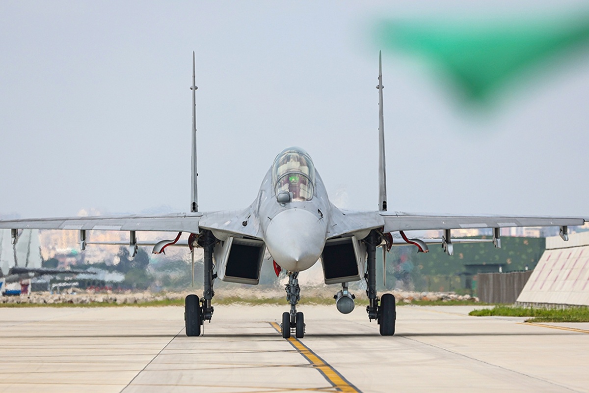 烽火问鼎计划 东部战区空军航空兵某部多型战机依次滑出，呼啸升空，奔赴目标空域，一