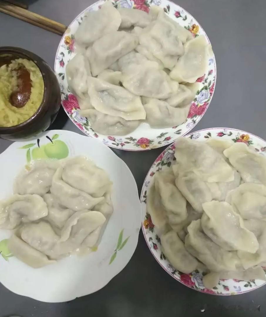 今天在大姨家吃饺子，我见识了一种极其节俭却又极为舒服的生活。
大姨说：既然来了，