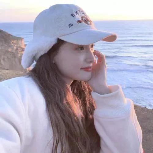 温柔的海风，温柔的笑容，温柔的时光。海边温柔风 日落晚霞照海滩 晚间的海风很美 